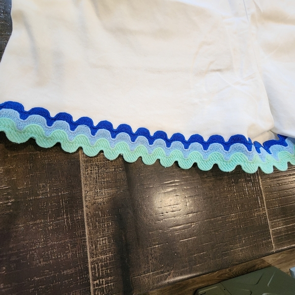 NWT'S Crown & ivy White Shorts with Blue and Green Scallop Trim - Picture 4 of 11